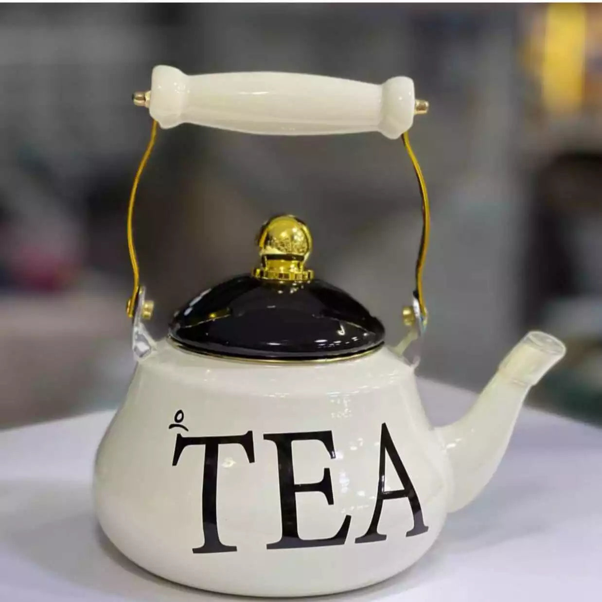 إبريق شاي معدني مطلي بالمينا بتصميم أنيق