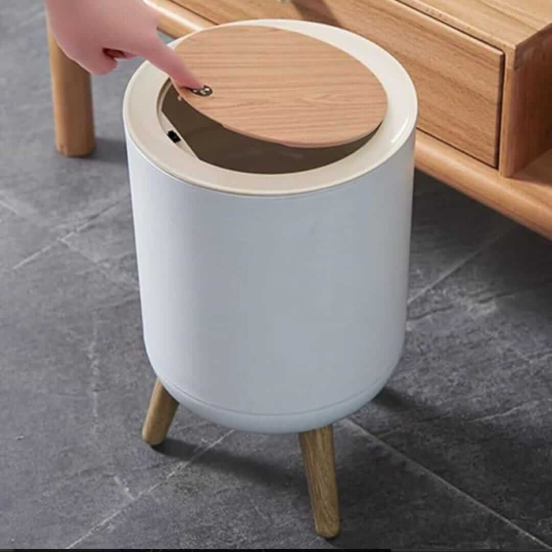 باسكت قمامة بغطاء تاتش مودرن أبيض مع أرجل خشبية
