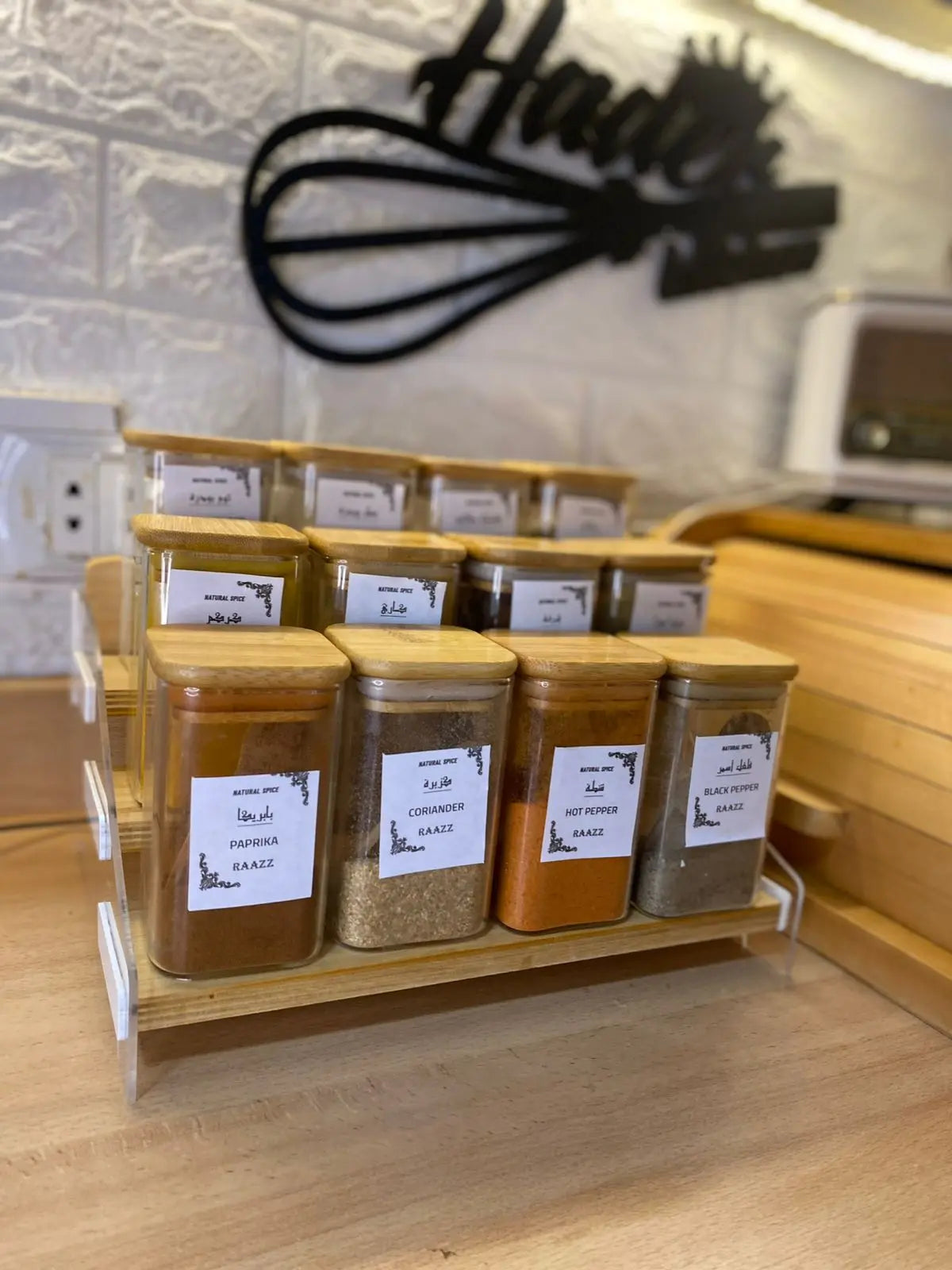 طقم برطمانات توابل فاخر – تصميم خشبي أنيق  12 برطمان توابل